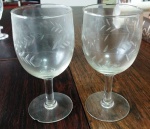 Conjunto de 2 taças de Vinho tinto em antigo cristal trabalhado, um com bicado na base.Mede: 14 cm