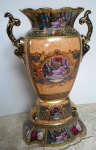 Magnífico vaso em porcelana oriental com requintes de detalhes e com imagens românticas de época ao centro, contendo exuberantes alças com aplicação de ouro. Medida 31 cm de altura. Peça em ótimo estado.