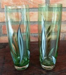 Antigo par de copos em vidro verde com detalhes de forma folhas.