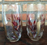 Antigo par de copos em vidro  com detalhes  florais de tulipas
