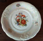 Antigo  prato em porcelana MAUÁ com desenhos florais e pintura furta cor.