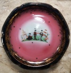 Belíssimo  prato grande em porcelana JAPONESA com representação de gueixas.
