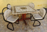 Mesa de mosaico de pedras. peça de origem Italiana, com base em madeira.  Acompanha 04 cadeiras de ferro forradas em courvin. Medidas de 110cm x 110cm x 75cm de alt.