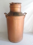 Grande galão de leite feito de cobre. Peça de origem Argentina, gravado Donzoilo Le Zama 1914 - Medidas de 68cm x 43cm.