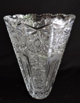 Grande Jarra feita em cristal Tcheco com rica lapidação e bordas recortadas. Medidas de 31cm x 20cm.