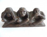 Escultura feita em madeira, representando "03 macacos "sábios", com medida de 28cm x 13cm.