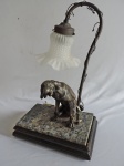Abajur com figura de um cachorro feito em bronze. Medidas de 45cm x 31cm x 19cm.