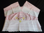 Belo conjunto de lençol de casal com 02 fronhas, feito em algodão, na cor rosa, com bordados  e borda em flores.