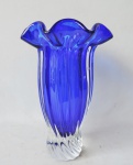 Belo vaso em grosso vidro tipo Murano, Double Blue. Peça de origem Alemã (Gravado Germann). Medidas de 30cmx 20cm.