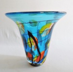 Murano - Belo vaso feito em pesado vidro de Murano com  com decoração na cor azul e detalhes multicoloridos. Medidas de 25cm  x 23cm.
