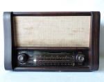 Antigo rádio valvulado da marca Tele União, de 4 faixas, funcionando mas precisando de revisão. Medidas de 48cm x 32cm.