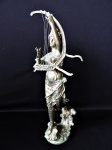 Bela escultura feita de bronze, em forma de Deusa grega com Harpa. Medidas de 44cm x 17cm.