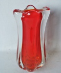 Murano - Belíssimo vaso de Murano, com decoração  na cor vermelha e translúcida. Medidas de 34cm x 15cm.