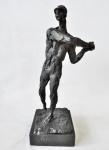 José Pedrosa - Bela escultura feita em bronze patinado, representando a figura de um golfista. Medida de 27cm x 9cm (com a base de mármore). Assinada na peça.  Obs. possui a perda do taco.