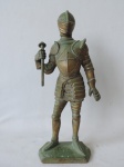Antiga escultura feita em pesadíssimo bronze (6kg aprox.), representando guerreiro de armadura  e elmo. Medidas de 37cm x 14cm. Obs. falta o escudo e parte da lança.