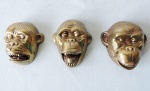 03 máscaras de bronze em forma de cabeça de macaco. Medida de 8cm x 8cm (cada).