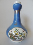 Antigo vaso de porcelana na manufatura Vieira de Castro, com bela decoração floral e borboletas em tons azul e detalhes em fio de ouro. Medidas de 30cm x 18cm. Peça gravada no fundo.