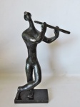 Sônia Ebling -  Belíssima escultura feita em Bronze patinado, da escultora Sônia Ebling, representando figura de um Flautista. Medidas de 39cm x 23cm. Assinada na base. Possui base de mármore negro.