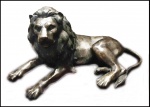 Maravilhosa  e grandiosa escultura de leão feita em bronze, medindo: 1,10 m x 53 cm alt.