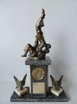 Espetacular troféu feito em bronze e mármore. Possui rico trabalho e medidas de 43cm x 29cm.