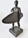 José Pedrosa - Bela escultura feita em bronze patinado, representando a figura de um surfista. Medida de 28cm x 25cm (com a base de mármore). Assinada na peça.