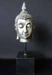 Bela escultura representando Buda, feita de Resina com pintura prateada, suporte de ferro e base de madeira. Medidas de 43cm x 12cm.
