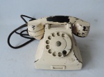Antigo Telefone feito em baquelite com pintura na cor branca. Peça não testada, sem garantias de funcionamento.  No estado.