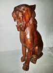 Bela Escultura de tigre em madeira nobre de grandes dimensões. (65x22x37cm). Obs (Ponta da orelha colada )