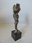 Bela escultura feita em bronze representando figura masculina com asas. Assinada porém parcialmente ilegível. Medidas de 23cm x 5cm. Possui base de mármore preto.