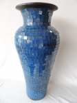 Belíssimo vaso de origem indonésia, trabalhado em pastilhas de vidro em forma de mosaico. Alt.. 60 Cor Azul