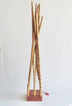 Belo abajur feito de bambu tratado com pátina branca e base em madeira maciça com bocal. Medidas de 1,40 cm x 0,24cm.