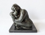Bruno Giorgi - Bela escultura "Maternidade", feita me bronze maciço com base em mármore de cor preta. Medidas de 20cm x 19cm. Assinada.