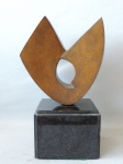 Bruno Giorgi -Belíssima escultura feita em bronze, dita "Meteoro",Assinada na peça, com base em mármore de cor preta. Medidas de 35cm x 20cm (com  a base) e 23cm x 20cm (somente a peça).