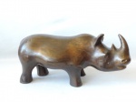 Sônia Ebling -  Espetacular escultura feita em bronze patinado, representando um Rinoceronte.  Assinada na peça. Peça bem imponente com medidas de 46cm x 20cm.