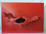 Diferenciada escultura Orgânica, feita de Tronco com pintura na cor vermelha, aplicado em placa com pintura da mesma cor. Medidas de 107cm x 78cm (total) e 84cm x 78cm (da peça orgânica). Peça assinada no verso. Possui pequena falha na borda inferior da placa.
