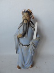 Bela escultura feita em porcelana, representando velho sábio chinês. Medidas de 29cm  x11cm.