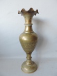 Belo vaso Marroquino feito em bronze com ricos trabalhos em baixo relevo. Medidas de 43cm x 14cm.