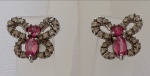 JÓIA DE OURO - Magnífico par de brincos em ouro 18 k, cravejado de brilhantes e turmalina rosa, na forma de borboletas. Peso: 3,9 grs