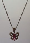 JÓIA DE OURO - Colar com pingente  em ouro 18 k, na forma de borboleta, cravejada de brilhantes e turmalina rosa. Peso: 3,1 grs.