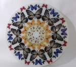 OBJETO DECORATIVO - Mandala decorativa em acrílico ricamente decorada com borboletas. Possui pequenos arranhões e resíduos de fita colados no verso . Mede 46,5 cm de diâmetro.