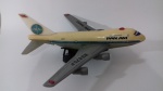 COLECIONISMO - Avião Pan Am a pilha, não foi testado. Apresenta marcas do tempo. Mede aproximadamente 12 x 33 x 32 cm.