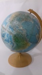 OBJETO DECORATIVO - Globo Terrestre com base em plástico. Mede aproximadamente 40 x 42 cm. Apresenta marcas do tempo.
