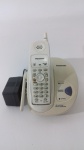 COLECIONISMO - Telefone sem fio, marca Panasonic, no estado. Acompanha base e fonte. Mede 21 x 14 cm já com a base.