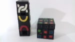 JOGOS - Lote composto por (2) jogos de raciocínio, sendo um cubo mágico. Apresentam marcas de tempo. Cubo mede aproximadamente 5 x 5 cm e o outro 12 x 4 cm.