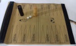 JOGOS - Antigo jogo de Gamão com tabuleiro em tecido sintético (portátil). Mede aberto: 48 x 36 cm.