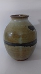 OBJETO DECORATIVO - Vaso em cerâmica vitrificada. Mede aproximadamente 19 x 16 cm.