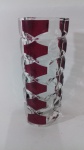 VIDRO - Pequeno vaso em vidro translúcido, com decoração em tom vinho. Mede aproximadamente 7 cm de altura.