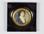 Colecionismo - Rara pintura miniatura representada por  retrato de jovem senhora . Óleo sobre ???, med 6 cm de diâmetro( a obra); 11,5 x 11,5 cm (a moldura). Marcas do tempo. No estado.