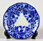 Colecionismo -" BORRÃO" -  Antigo prato fundo de faiança, dito azul Borrão, fartamente adornado por motivos florais. Marca  . Inglaterra - Século XIX. Med. 22,5 cm de diâmetro. Marcas de uso. No estado.
