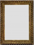 Anos 70 - Elegante espelho envelhecido com rica moldura de madeira nobre entalhada, dourada e patinada. Med. 91 x 69 cm. Marcas de uso. No estado.